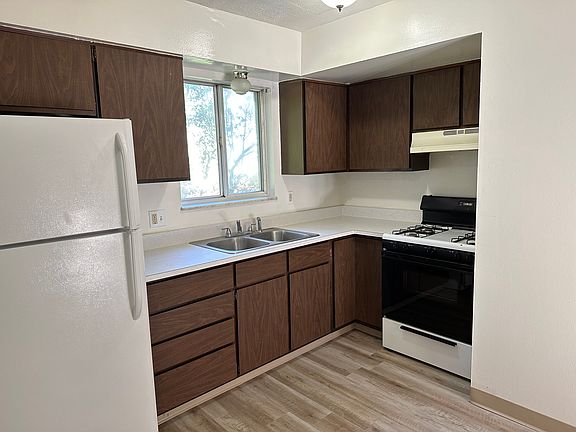 5th image of 674 Loomis Ave