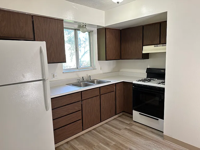 658 Loomis Ave — Photo 4