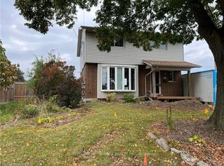 14 Bishopsgate Ave, Hamilton, ON L8V 3K4