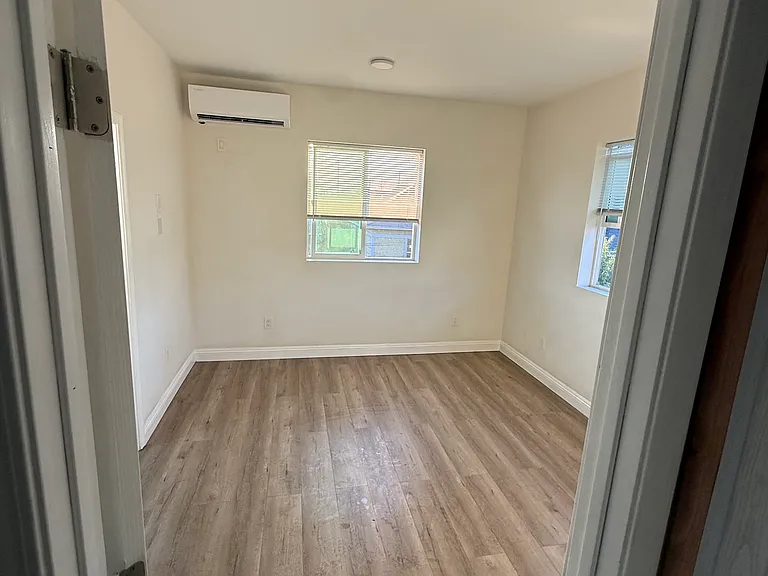 818 E 21st St #1 — Photo 3