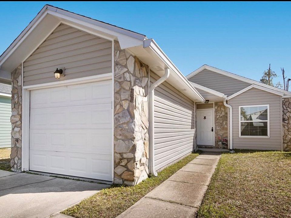 Front of the house/Walkway