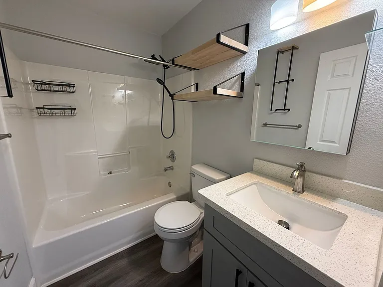 1046 Simpson St — Photo 10