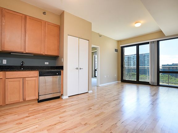 3rd image of 1 E 8th St APT 905