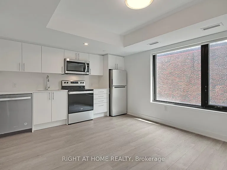 3 Strathgowan Ave #301 — Photo 4