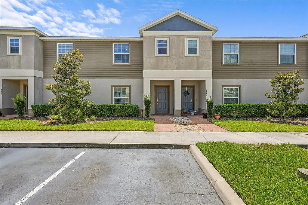 3 bed, 2.0 bath, 1606 sqft, $2,100 — Photo 1