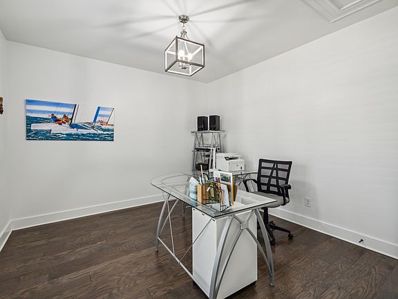 4th image of 820 Dartmoor Ln