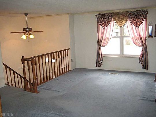 4th image of 8 Sandhurst Cir