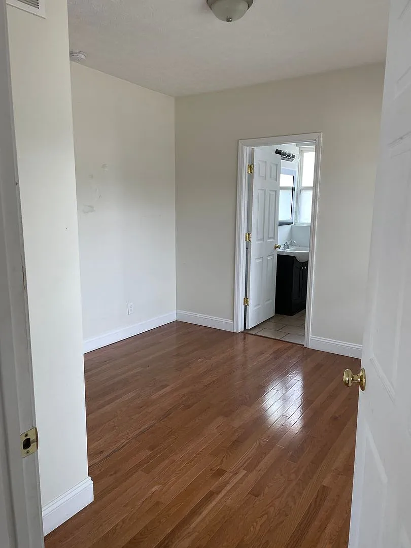 3 BD home south of downtown — Photo 3