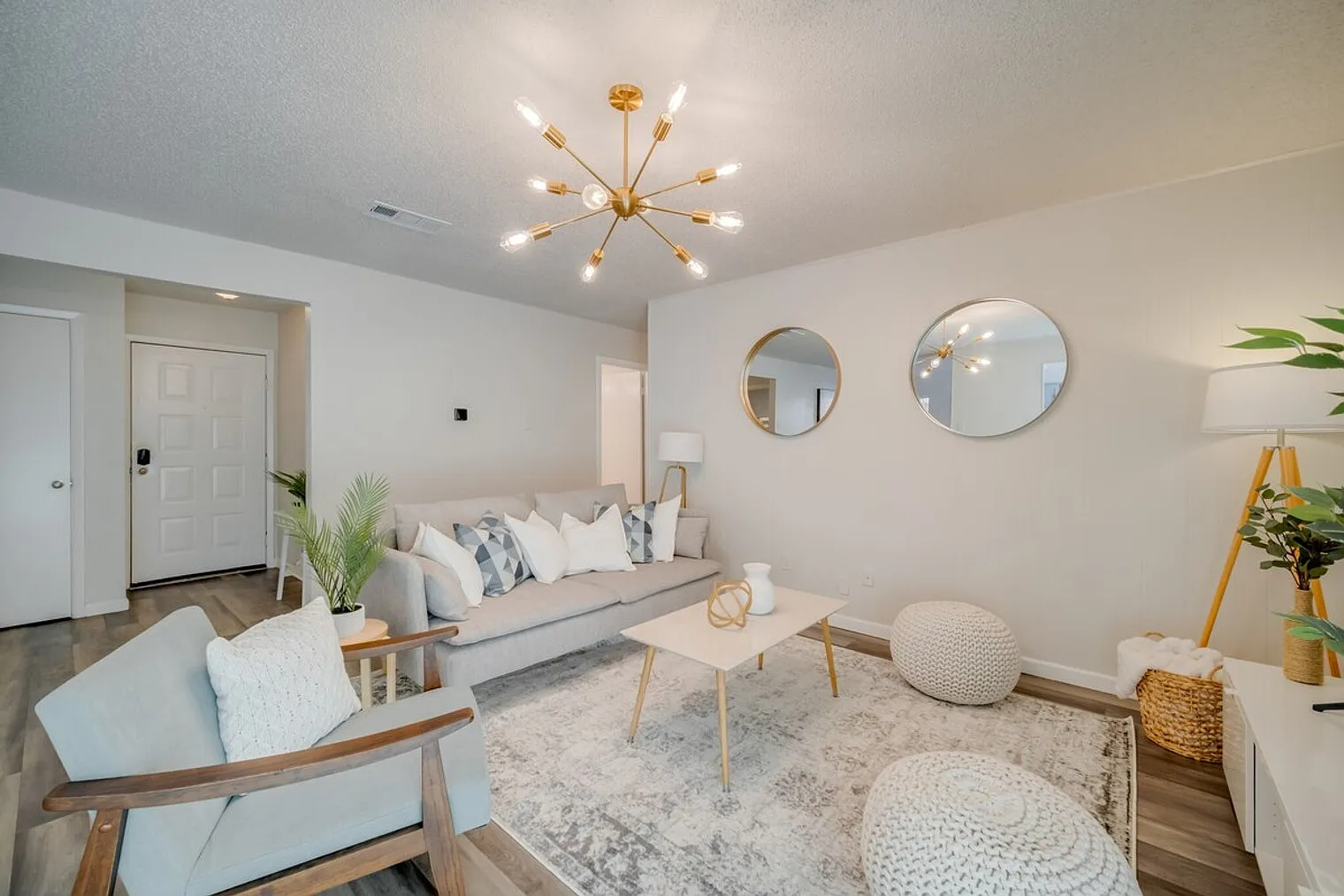 4 bed, 2.0 bath, 1323 sqft, $5,911 — Photo 3