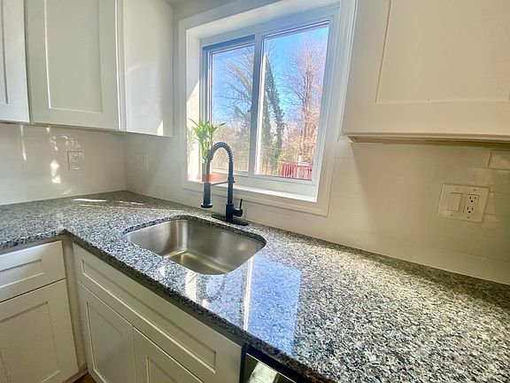 Pull out kitchen faucet in matte black