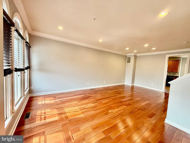 11034 Amherst Ave — Photo 33