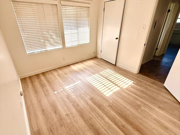 2628 Iowa Ave — Photo 12