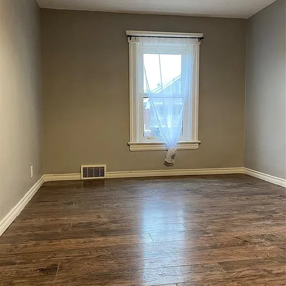 1115 Marion Ave — Photo 3
