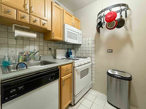 3rd image of 200 W 20th St APT 1202