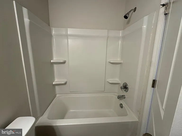 20 Marsh Ln — Photo 5