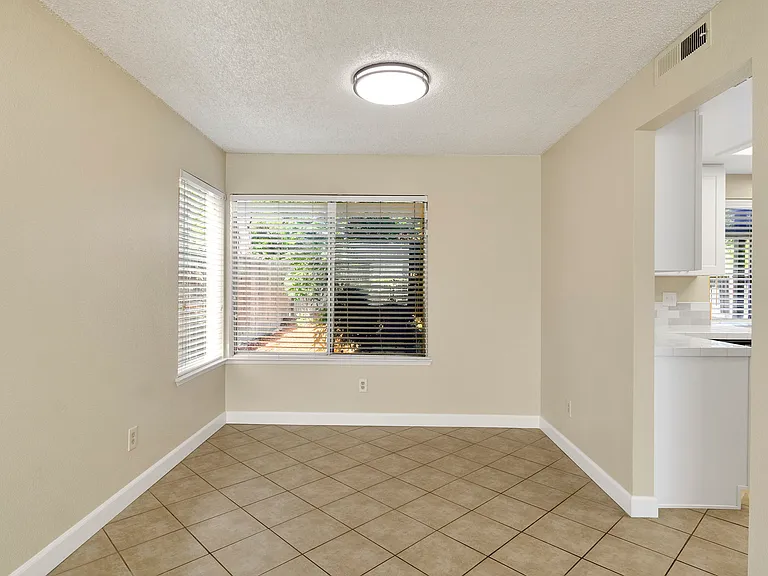 6733 N Warren Ave — Photo 10