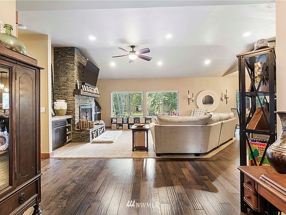 Welcome Home! 9ft ceilings throughout & engineered hardwood floors throughout most of home.