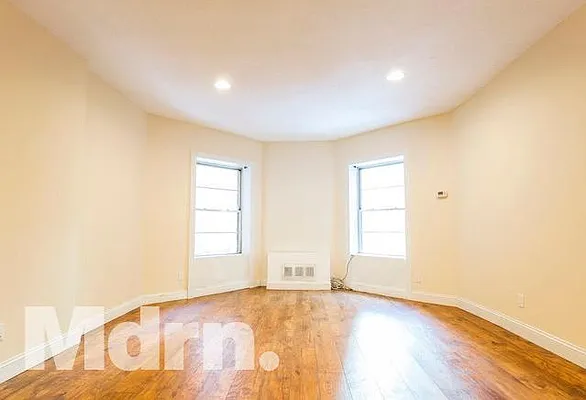 Rented by Mdrn Residential | media 8