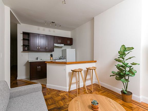5th image of 433 Wythe Ave APT 4B