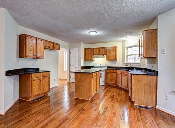 4th image of 929 Wheelwood Way