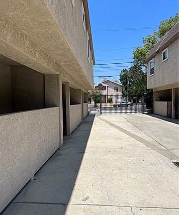 3rd image of 11254 Oxnard St APT 6