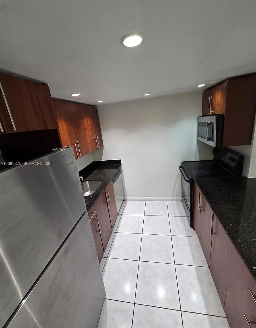 Sutton House Condo — Photo 4