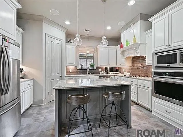 5 bed, 2500 sqft, $2,950 — Photo 3