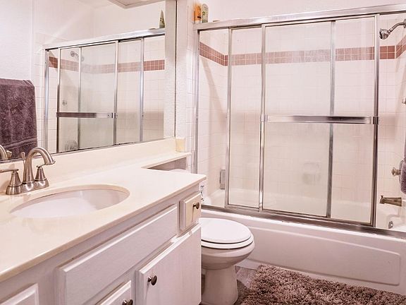 4th image of 1310 N Detroit St APT 207
