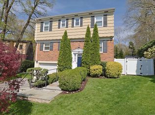 17 N Brook Rd, Larchmont, NY 10538