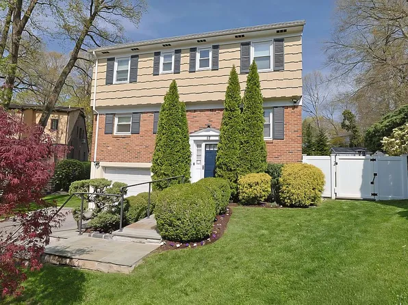 17 N Brook Rd, Larchmont, NY 10538