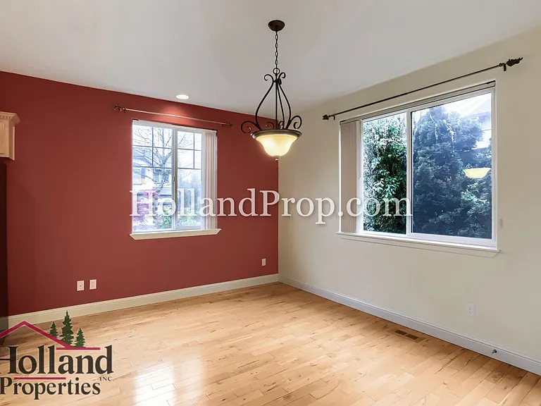 319 NW Wildwood St — Photo 9
