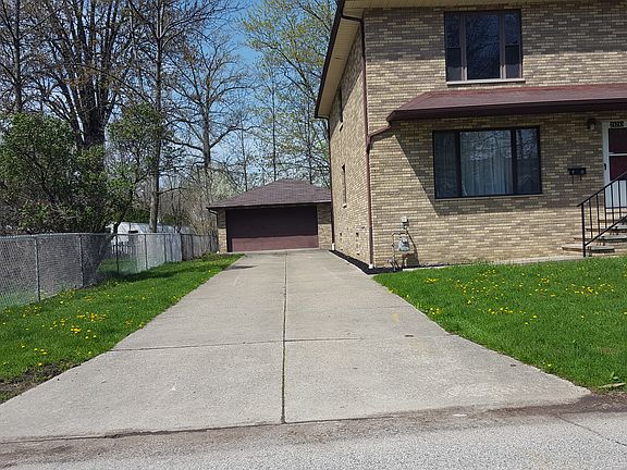 3rd image of 24243 Wildwood Dr