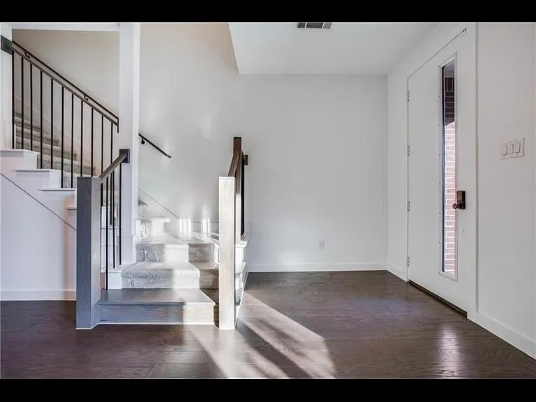 1554 Ludlow St — Photo 6