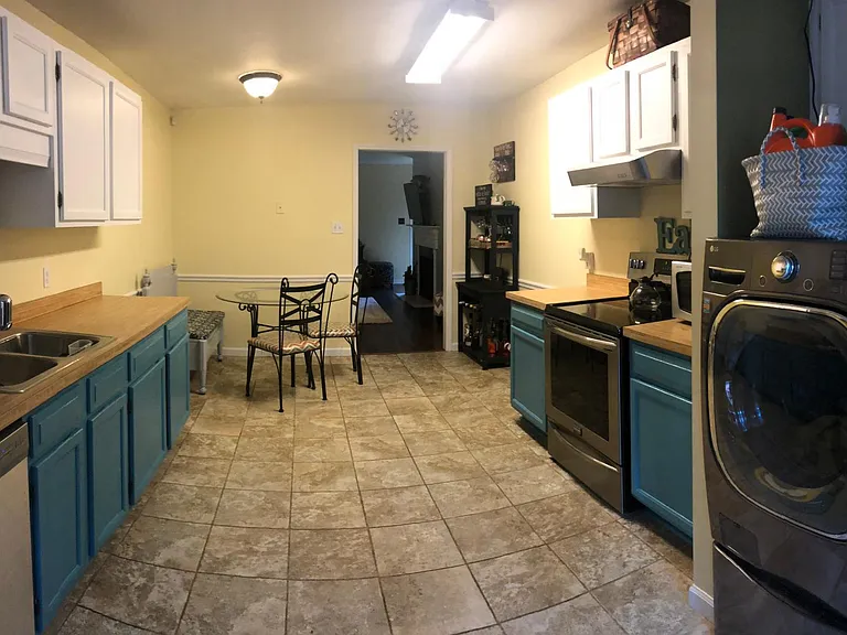 All appliances included (except W/D, microwave)