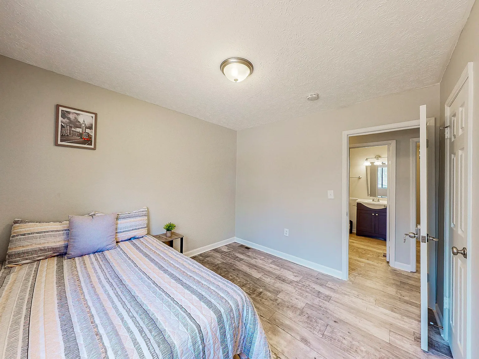 4 bed, 3.0 bath, 1800 sqft, $624 — Photo 2