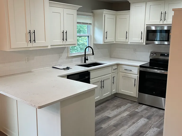 664 NE Clubhouse Dr — Photo 4