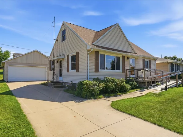 3401 Dennis Dr NW, Cedar Rapids, IA 52405