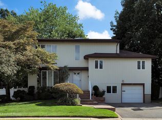 50 Glenwood Rd, Plainview, NY 11803