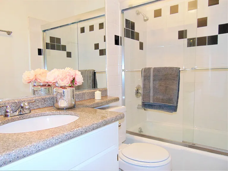 1370 Veteran Ave — Photo 15