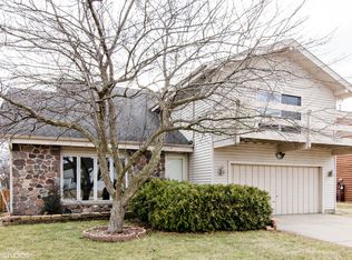 715 Stonebridge Ln, Crystal Lake, IL 60014