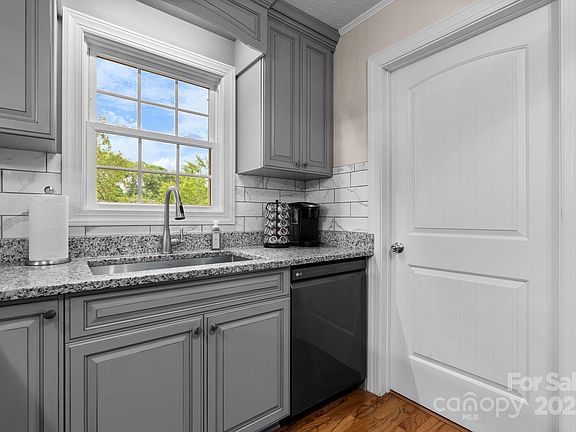 4th image of 1664 Lafayette Ave
