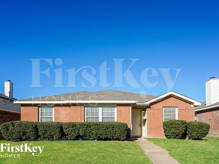 2447 Mallory Ln — Photo 1