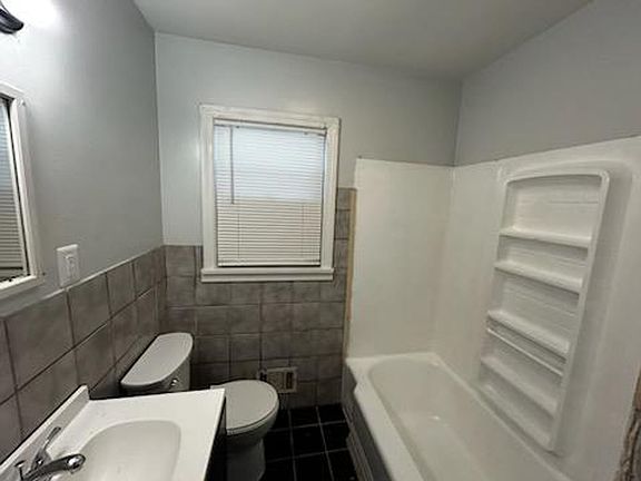 4th image of 1329 Earl Ave