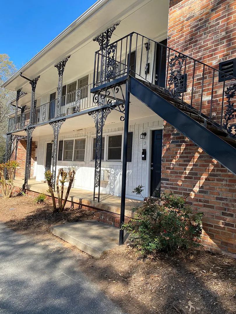 Colonial Apartments - 370 Peabody St — Photo 1