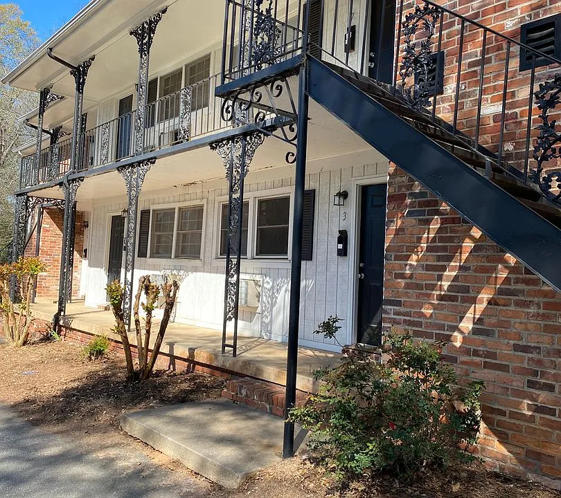 Colonial Apartments - 370 Peabody St