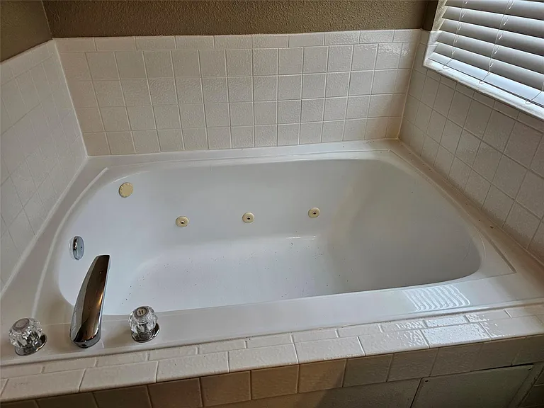 27182 Kings Manor Dr S — Photo 27