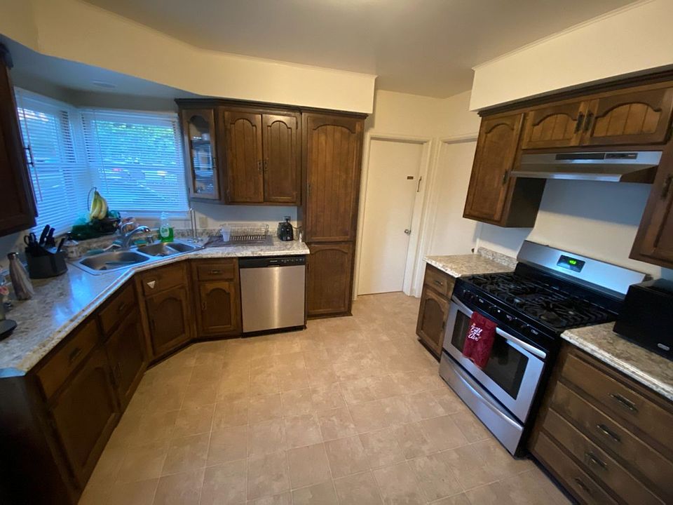 2nd image of 841 Center St