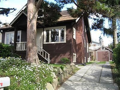 The country in the city.This home is located close to everything. The old world charm is still here 