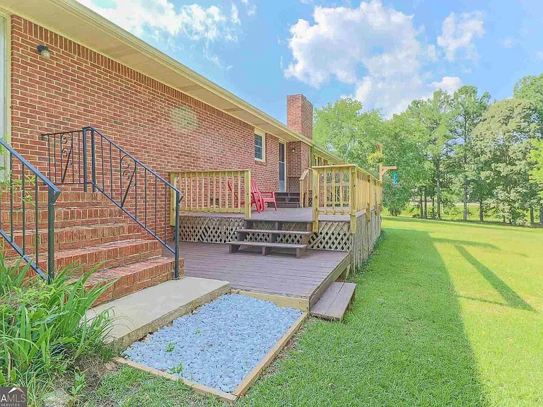 99 Woodvalley Dr — Photo 34