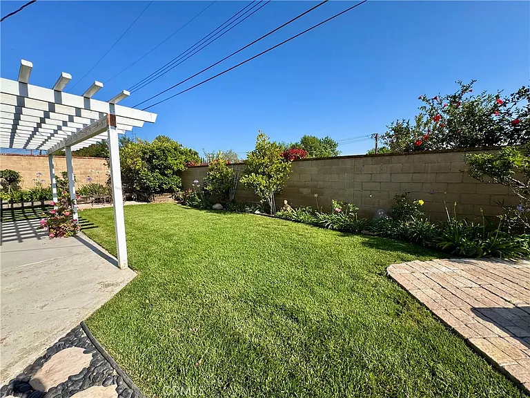 18572 Avolinda Dr — Photo 53
